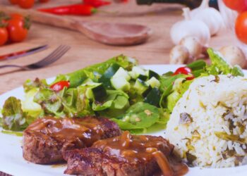 Filé mignon ao molho de vinho tinto e cogumelos