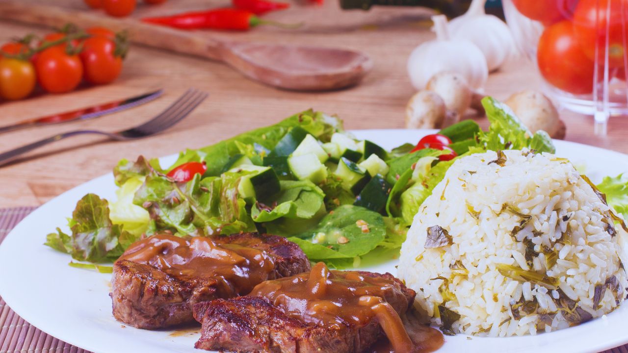 Filé mignon ao molho de vinho tinto e cogumelos