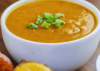 Sopa de mandioquinha com carne desfiada e queijo coalho grelhado