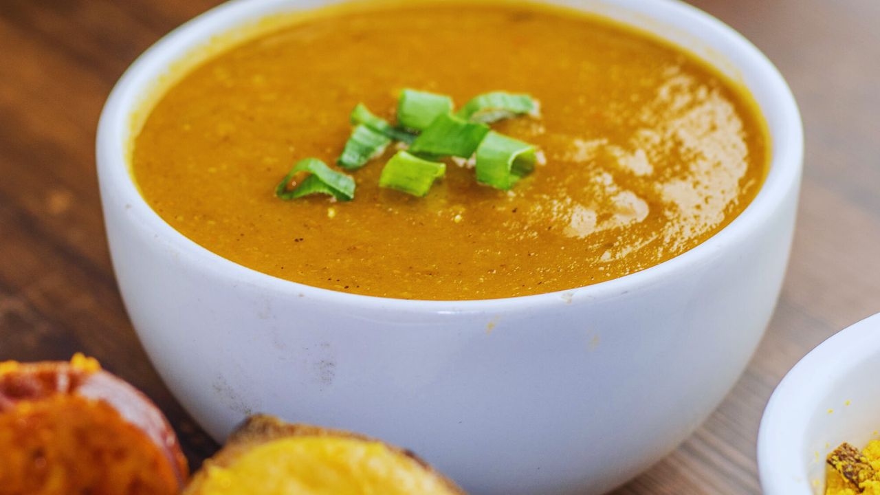 Sopa de mandioquinha com carne desfiada e queijo coalho grelhado
