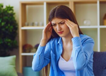 Enxaqueca e controle: o que sua dor de cabeça diz sobre suas emoções reprimidas