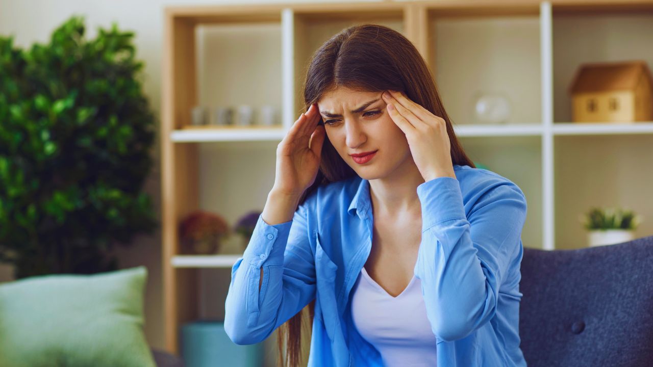 Enxaqueca e controle: o que sua dor de cabeça diz sobre suas emoções reprimidas
