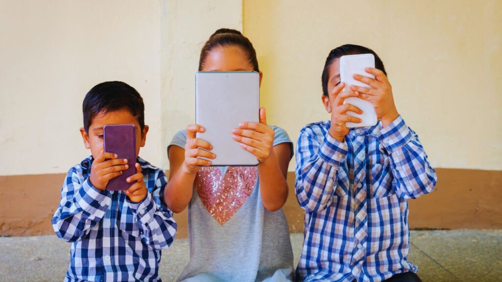 A proibição de celulares nas escolas pode favorecer o desenvolvimento infantil?