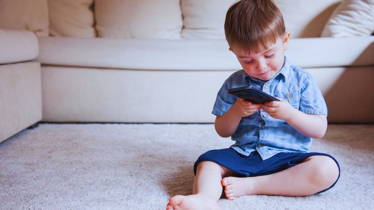 Proibição de celulares nas escolas e o desenvolvimento da linguagem infantil