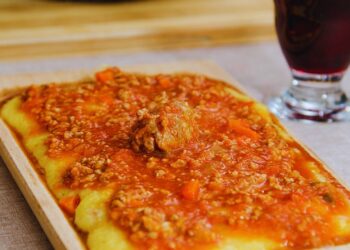 Polenta cremosa com ragu de carne