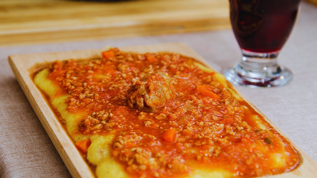 Polenta cremosa com ragu de carne