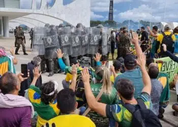 Documentário No Céu da Pátria Nesse Instante não traz novidades, mas é relevante