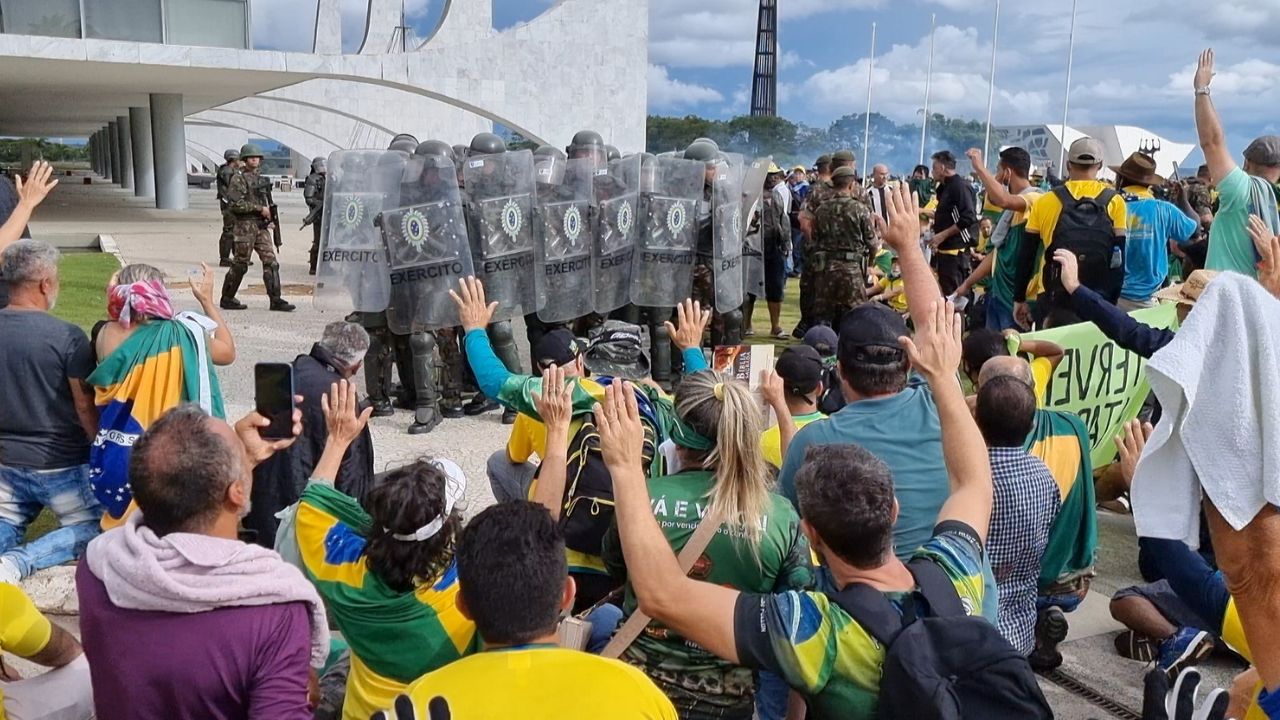 Documentário No Céu da Pátria Nesse Instante não traz novidades, mas é relevante