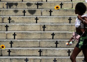 Aumento nos casos de feminicídio por arma de fogo no Brasil em 2025