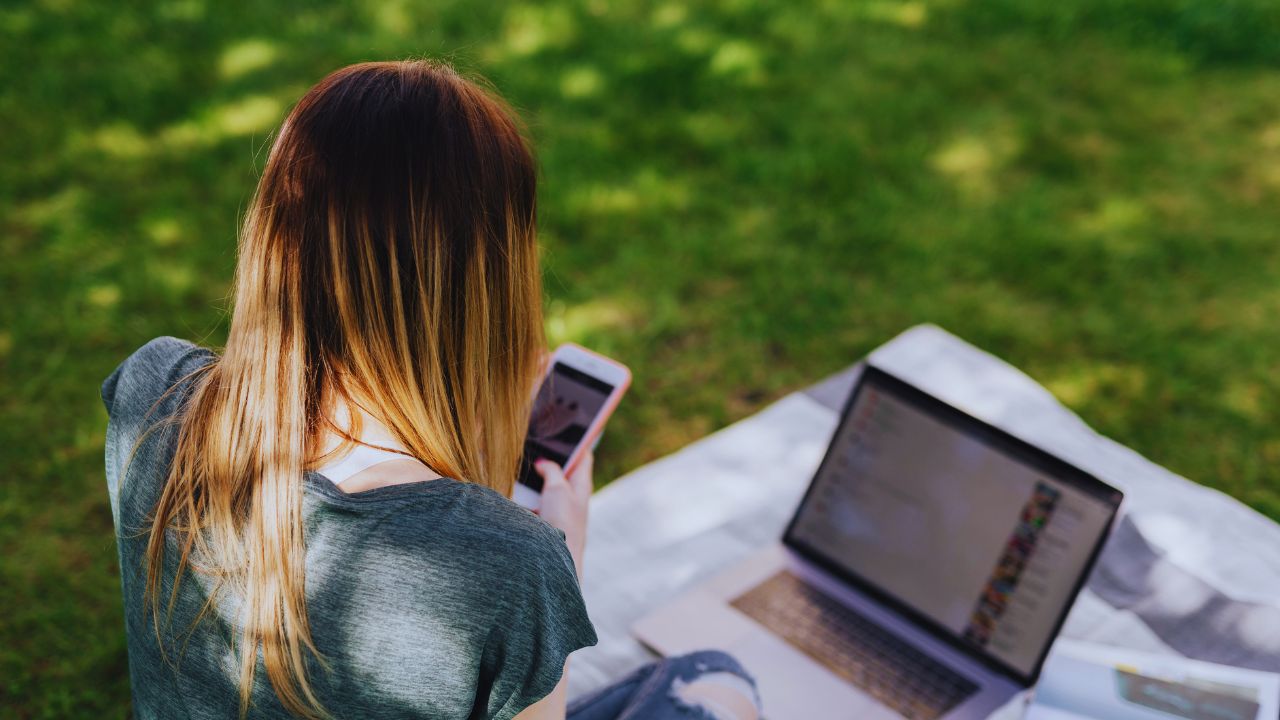 Especialistas apontam a necessidade de regulamentação das redes sociais para proteger crianças de exploração e garantir sua segurança online.
