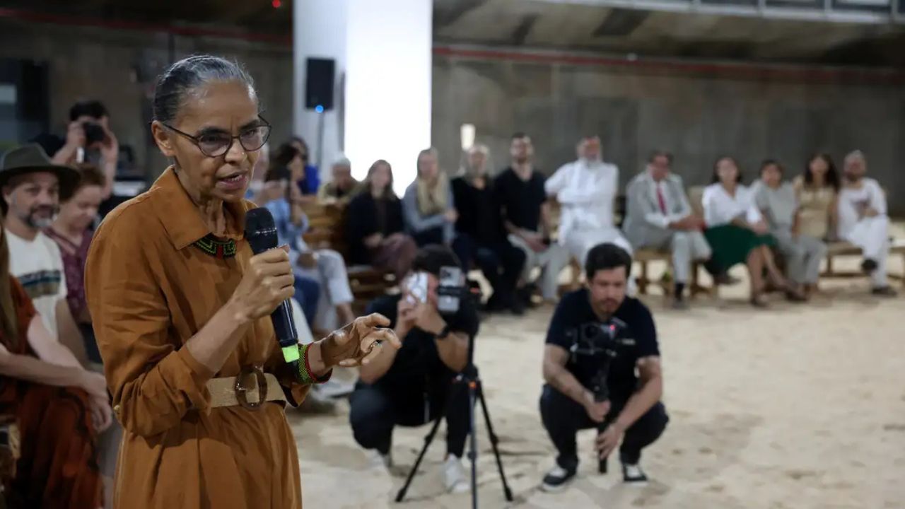 A ministra Marina Silva defende os vetos de Lula ao PL das licenças ambientais e destaca o compromisso do governo com a proteção ambiental.