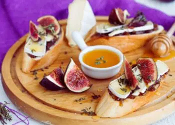 Bruschetta de figo com queijo brie e mel