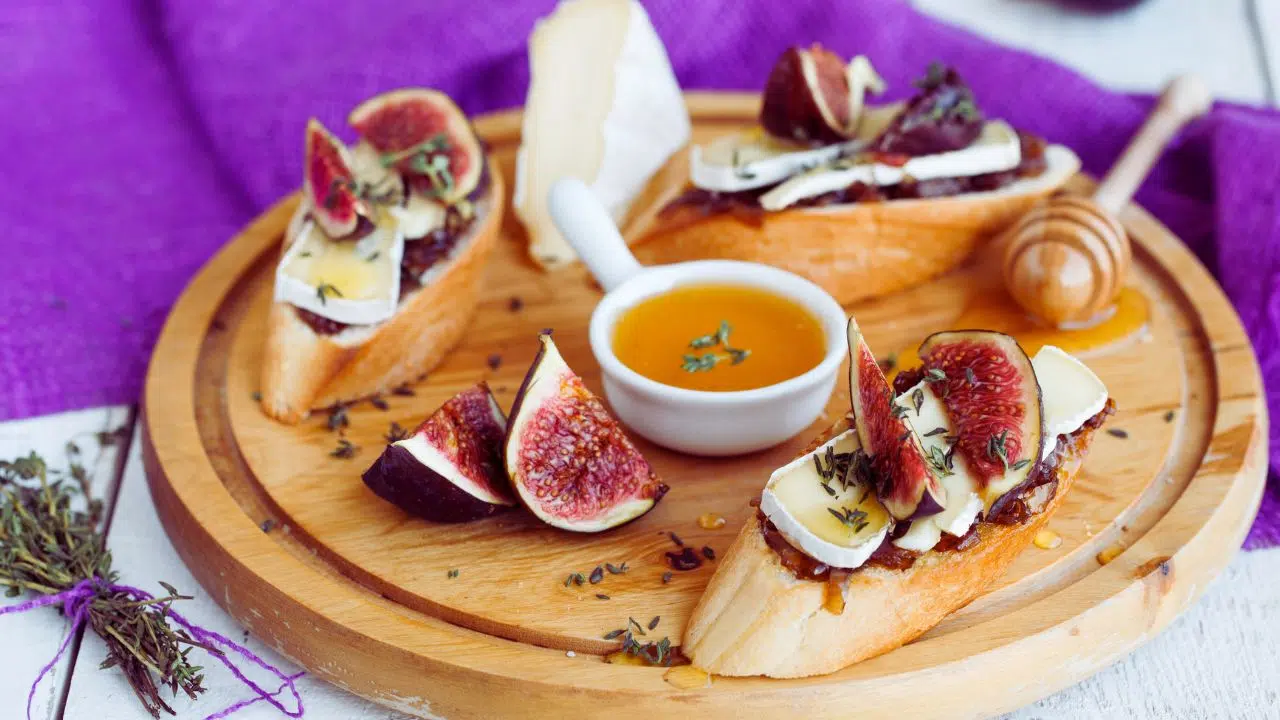 Bruschetta de figo com queijo brie e mel