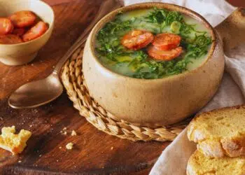 Caldo verde com couve fresca e linguiça artesanal