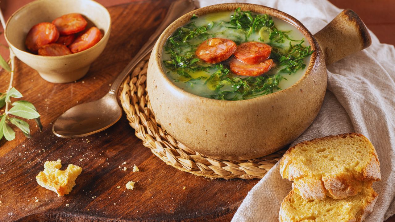Caldo verde com couve fresca e linguiça artesanal