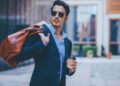 Macho performativo: a fragilidade encenada da masculinidade