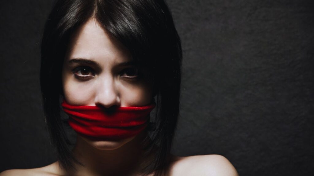 Silêncio imposto ao feminino: como ele molda a autoestima e caminhos para ressignificá-lo