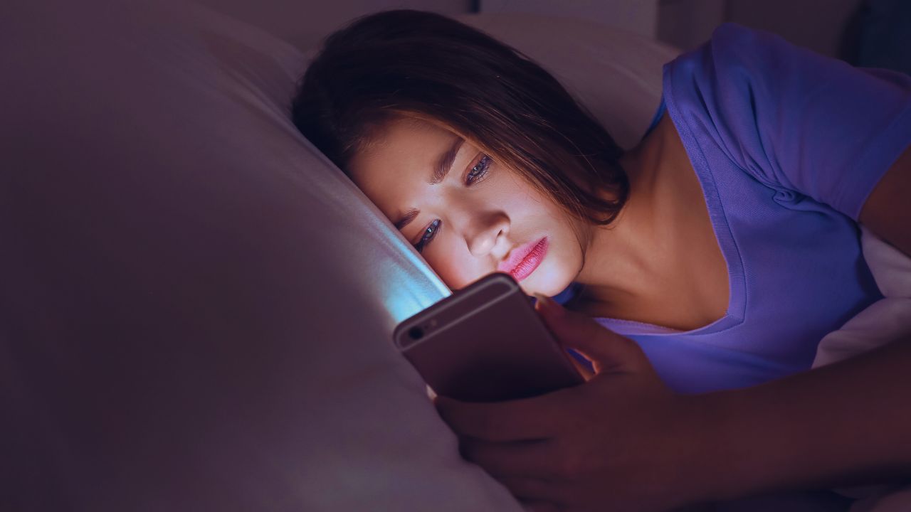 Sono e dopamina digital: como as telas noturnas afetam memória, equilíbrio e criatividade