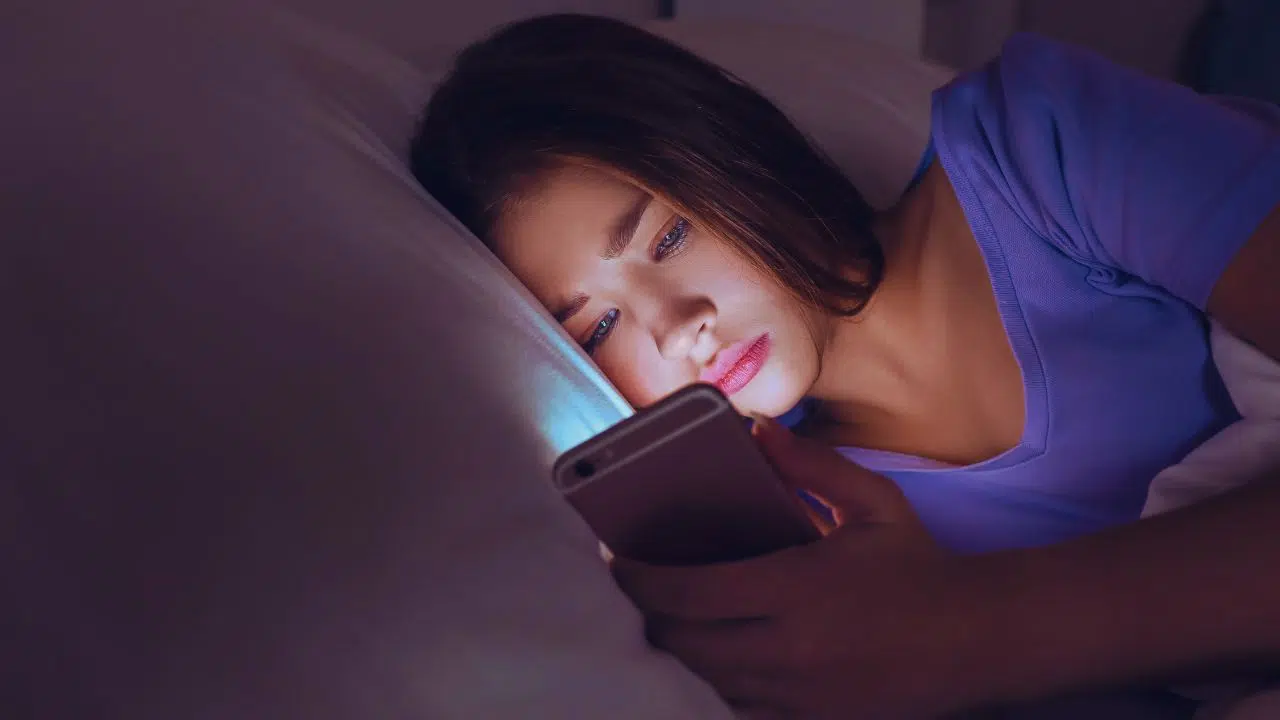 Sono e dopamina digital: como as telas noturnas afetam memória, equilíbrio e criatividade
