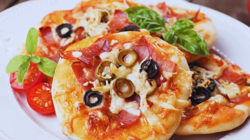 Mini pizzas divertidas para o Dia das Bruxas