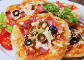 Mini pizzas divertidas para o Dia das Bruxas