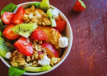 Salada colorida de primavera com frutas e nozes