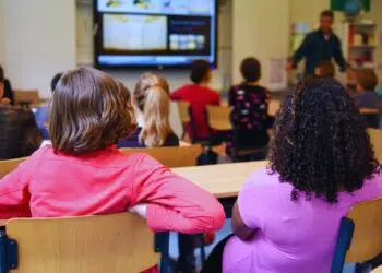 Professores no Brasil lideram uso de inteligência artificial em sala de aula