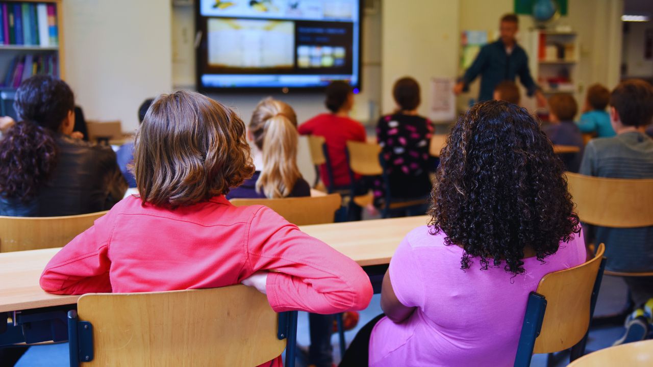 Professores no Brasil lideram uso de inteligência artificial em sala de aula