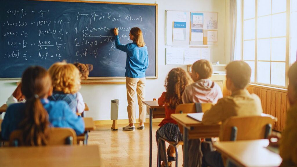 Professores brasileiros perdem 21% do tempo de aula para manter a disciplina