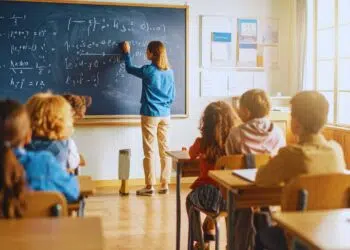 Professores brasileiros perdem 21% do tempo de aula para manter a disciplina