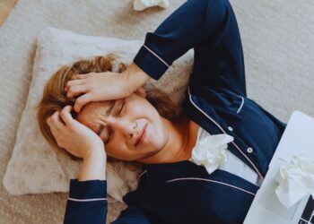 FOMO: como o medo de perder experiências afeta a vida amorosa e os relacionamentos