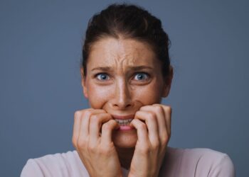 Ansiedade digital: como notificações e comparações sociais afetam a saúde mental