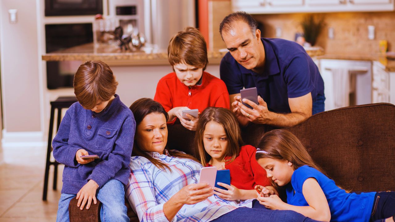 Arte e dopamina digital: como o consumo rápido transformou nossa relação com a criação artística