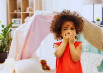 Irritabilidade, atrasos na fala e dificuldade de atenção podem ser reflexos dos efeitos da vida moderna na infância. Conheça esses sintomas.