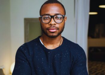 O homem negro e a travessia do invisível