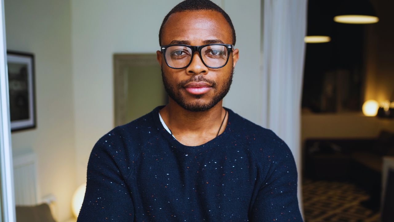 O homem negro e a travessia do invisível