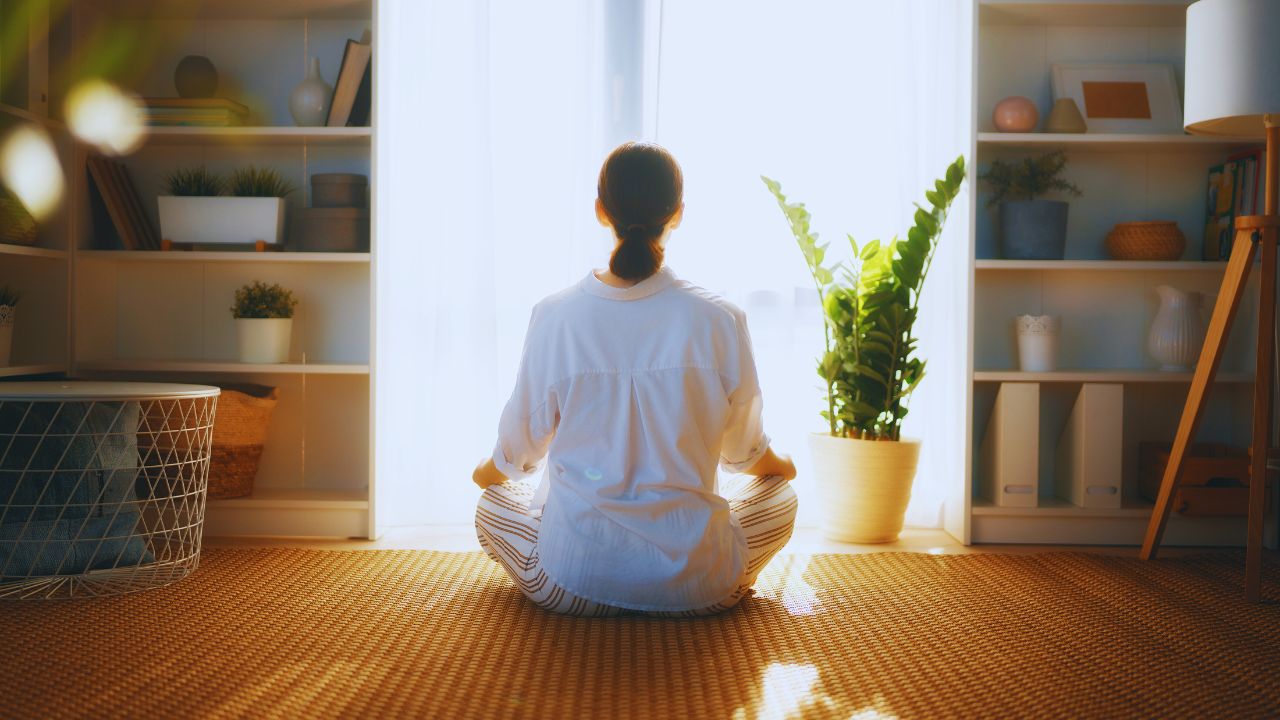 Meditação para o equilíbrio do corpo e mente: como criar um espaço de paz na primavera