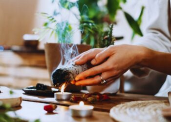 Rituais e a magia do cotidiano: como pequenas práticas diárias podem transformar sua vida espiritual