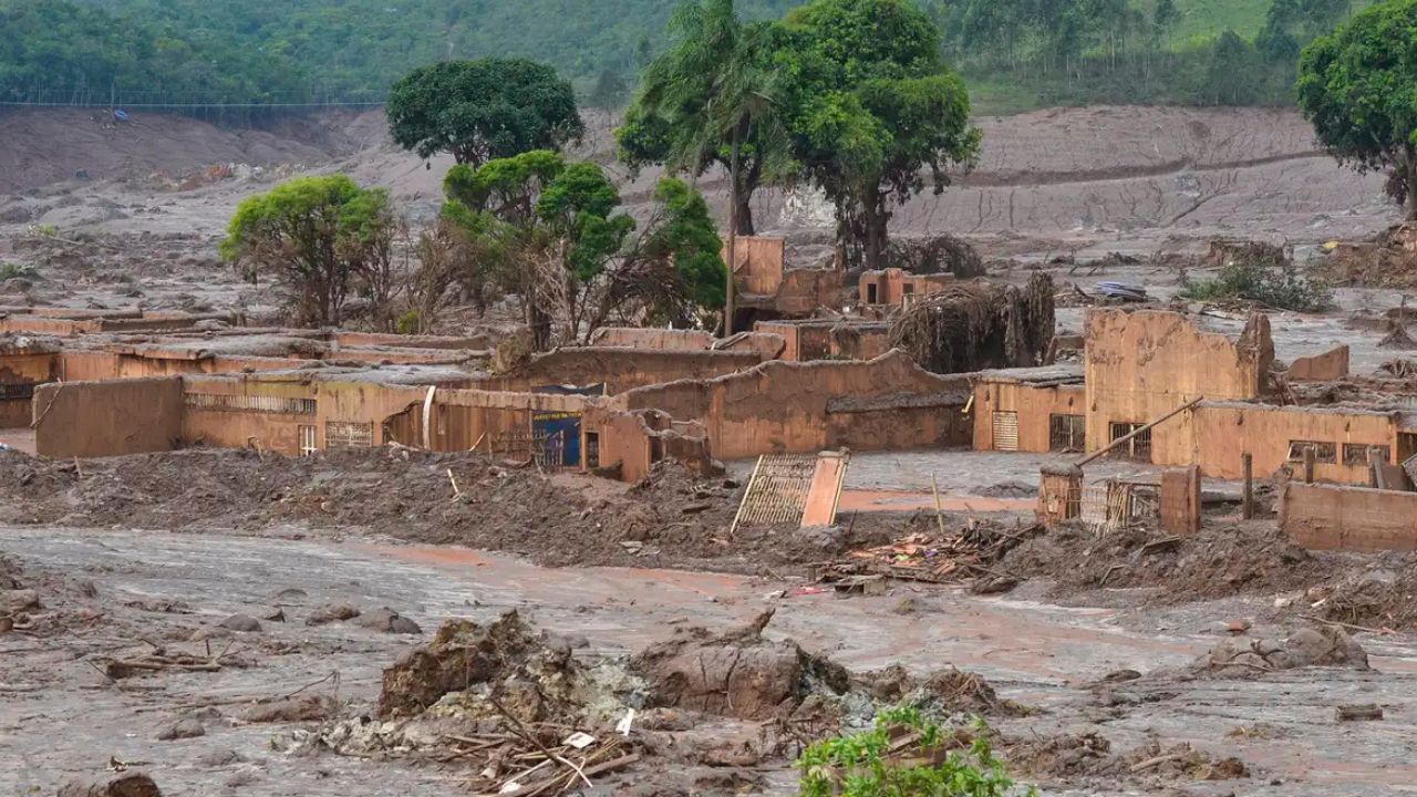 Desastre de Mariana completa 10 anos e moradores ainda buscam justiça