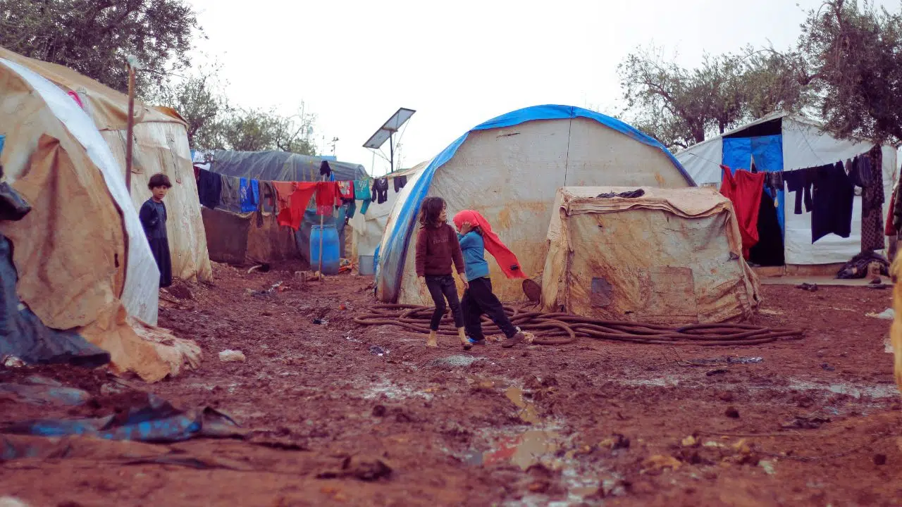 Sete em cada dez deslocados enfrentam ameaça climática, segundo Acnur