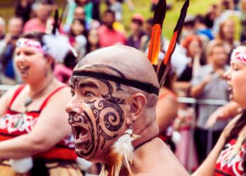 O misticismo global da tatuagem de proteção e consagração