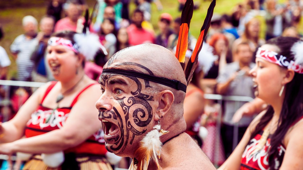 O misticismo global da tatuagem de proteção e consagração