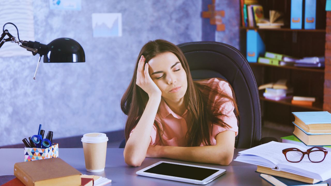 O capitalismo e o colapso do sono: vivemos para dormir ou dormimos para produzir?