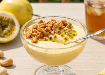 Mousse leve de maracujá com crocante de castanha-de-caju