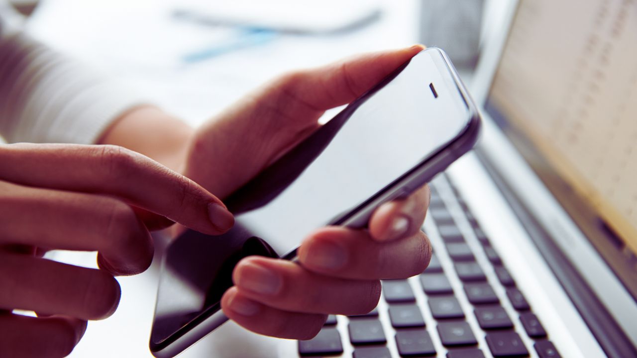 Acesso à internet no Brasil avança, mas desigualdades persistem