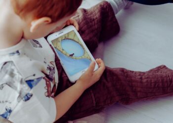 Acesso à internet na primeira infância dispara, mas expõe desigualdades e riscos ao desenvolvimento