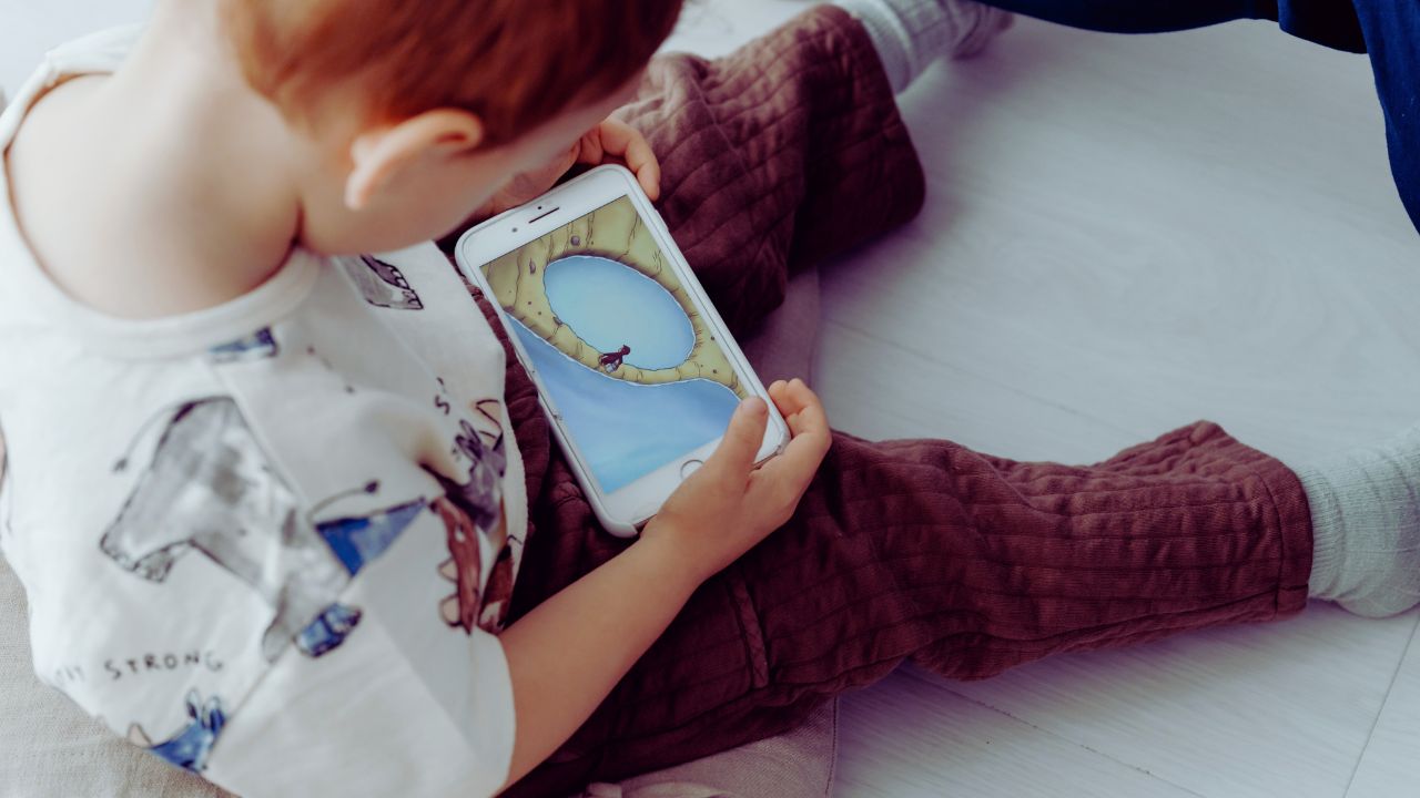 Acesso à internet na primeira infância dispara, mas expõe desigualdades e riscos ao desenvolvimento