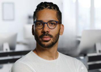 Influência: livro organizado por Joel Jota discute influência, autoridade e liderança baseada em conexão, consistência e propósito