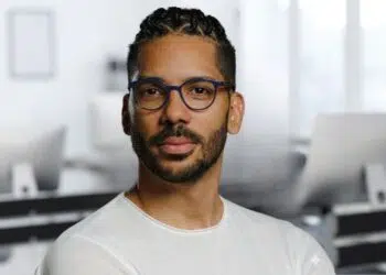 Influência: livro organizado por Joel Jota discute influência, autoridade e liderança baseada em conexão, consistência e propósito