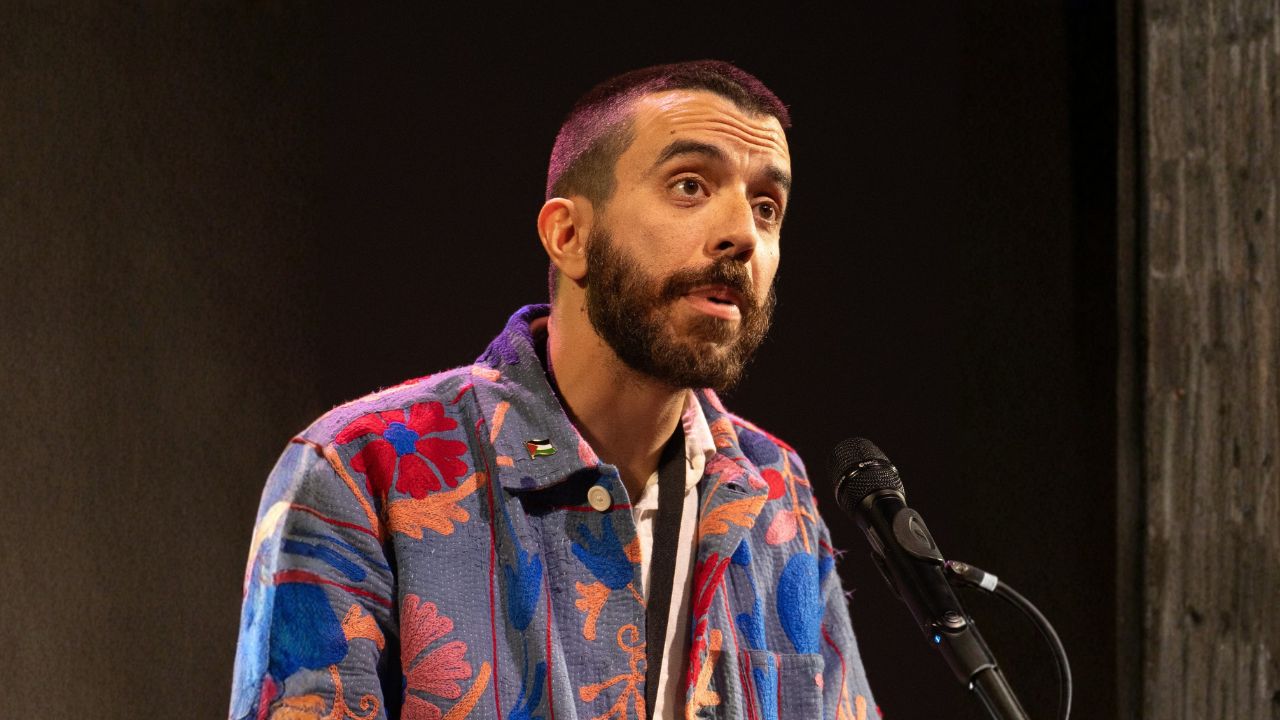 Mártir!: livro de Kaveh Akbar questiona fé, identidade e o valor da sobrevivência